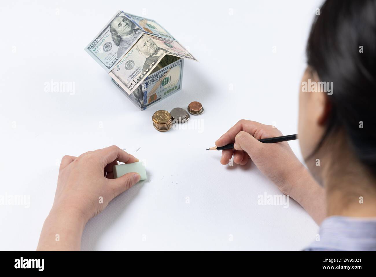 casa fatta di dollari, sfondo bianco, disegno a mano, mock-up Foto Stock