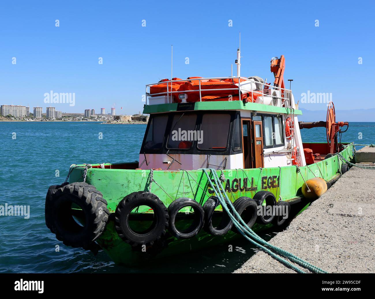 YUMURTALIK, ADANA, TURCHIA - SETTEMBRE 25: Peschereccio turco verde ormeggiato nel porto. Settembre 25,2022 a Yumurtalik, Adana, Turchia Foto Stock