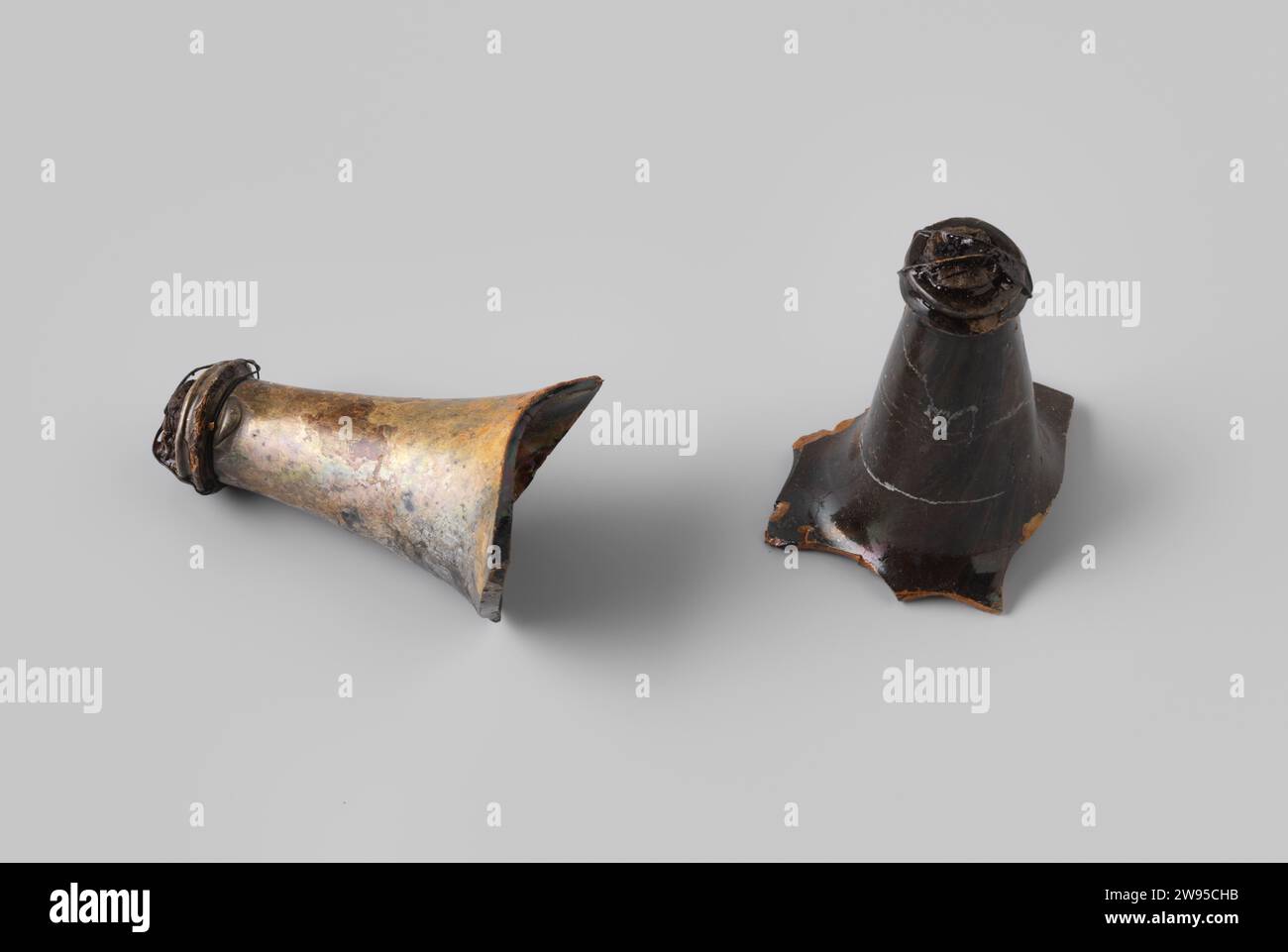 Frammenti di bottiglie di vino con concrezione dal relitto del t Vliegend Hart degli indiani orientali, anonimo, 1700 - 1735 due colli con sughero, lacca e filo di ferro di bottiglie di vino a forma di cipolla di bicchiere verde con vino rosso (porto). Sughero olandese (corteccia). lacca (rivestimento) Foto Stock