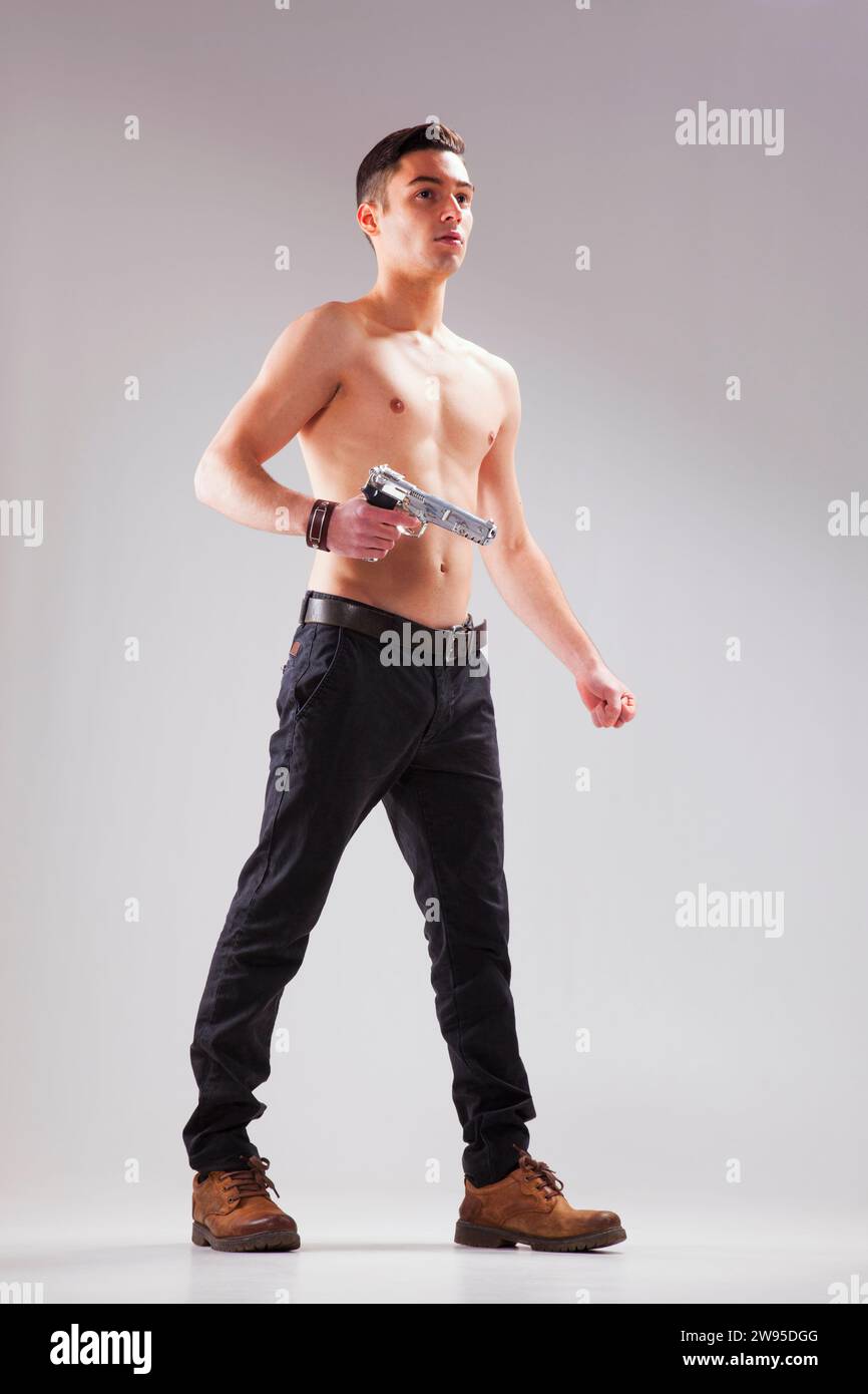 Giovane uomo potente con una pistola Foto Stock