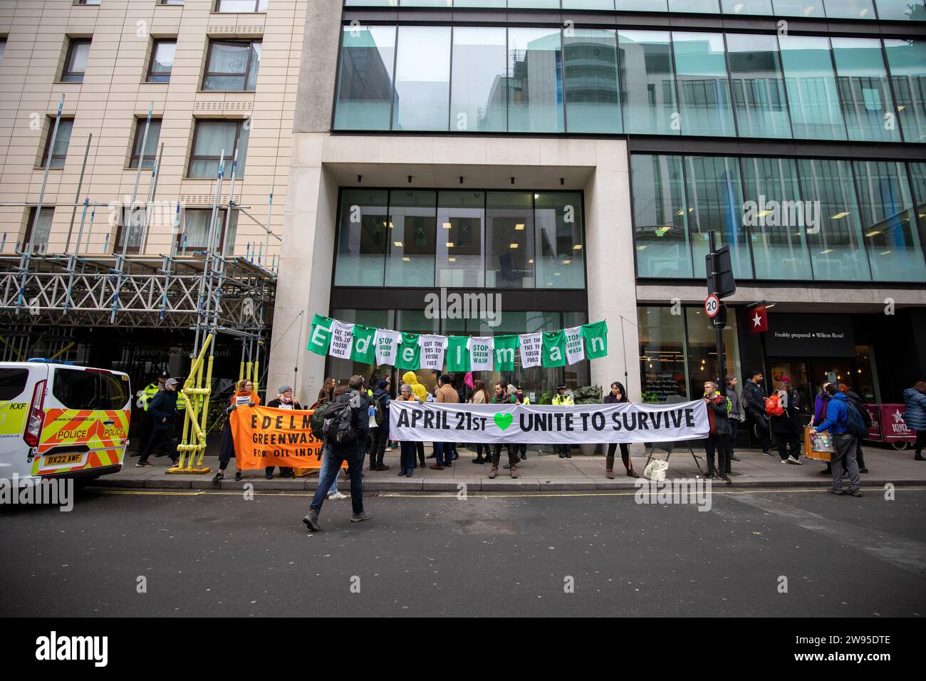 Manifestanti XR (Extinction Rebellion) fuori dall'ufficio della società di PR Edelman a Londra Foto Stock