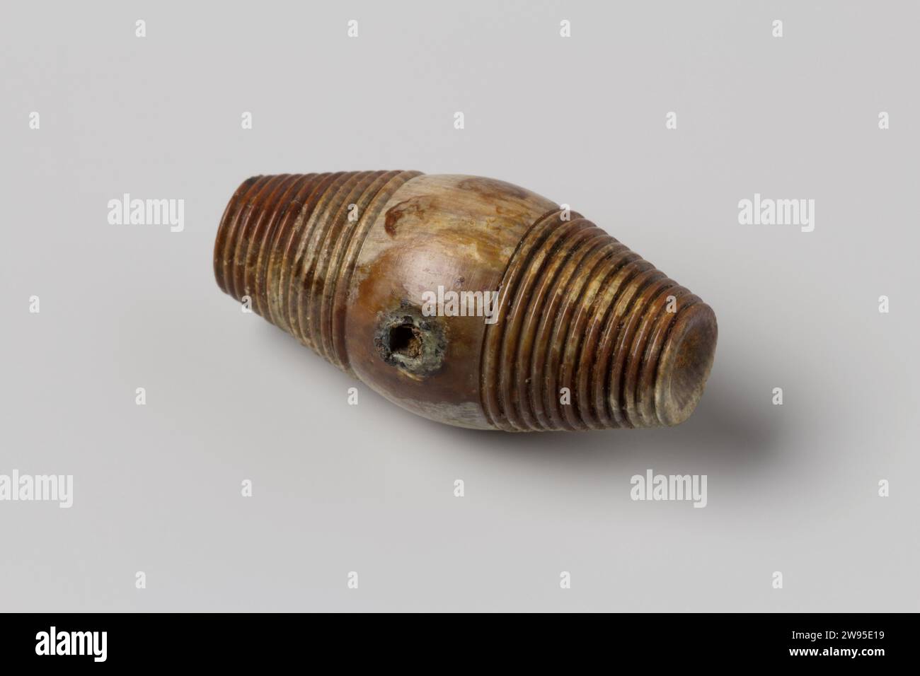 Knevel dal relitto degli East Indians Hollandia, Anonymous, 1700 - in o prima 1743 commutatore Knevel. Attiva/disattiva; (1) sim. NG 1980-27H684, (4,1 l), più bulbo (centrale 2d, estremità 1d), foro quadrato passante (0,3 x 0,3). Secondo osso (materiale) dei Paesi Bassi Foto Stock