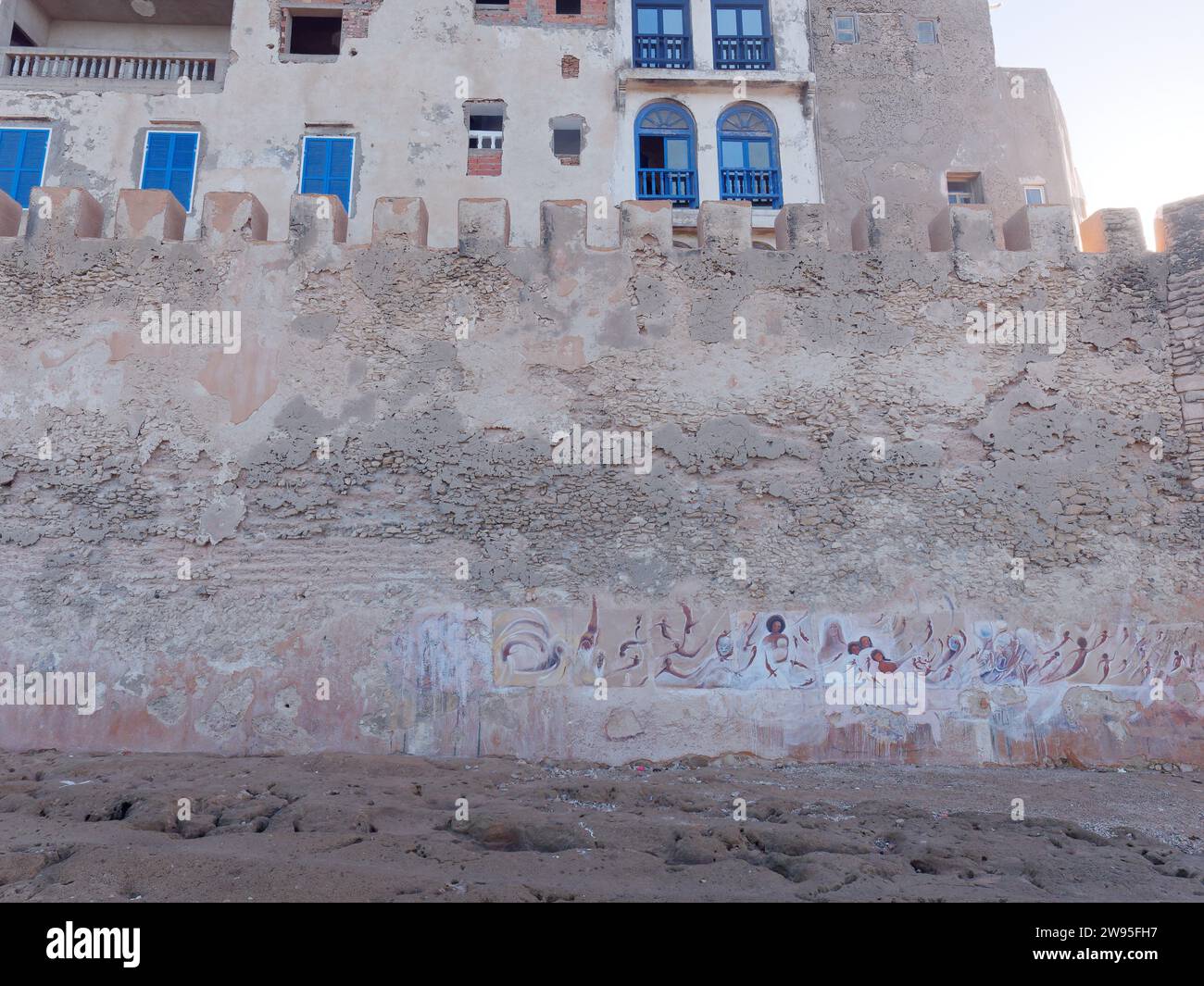 Splendide opere d'arte delle Sirene sulle mura della città della Medina presso la spiaggia rocciosa di Essaouira, in Marocco. 23 dicembre 2023 Foto Stock