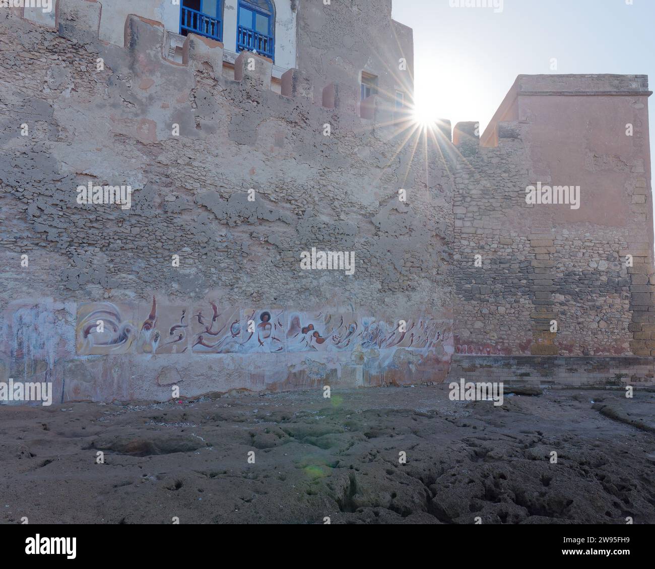 Splendide opere d'arte delle Sirene sulle mura della città della Medina presso la spiaggia rocciosa di Essaouira, in Marocco. 23 dicembre 2023 Foto Stock