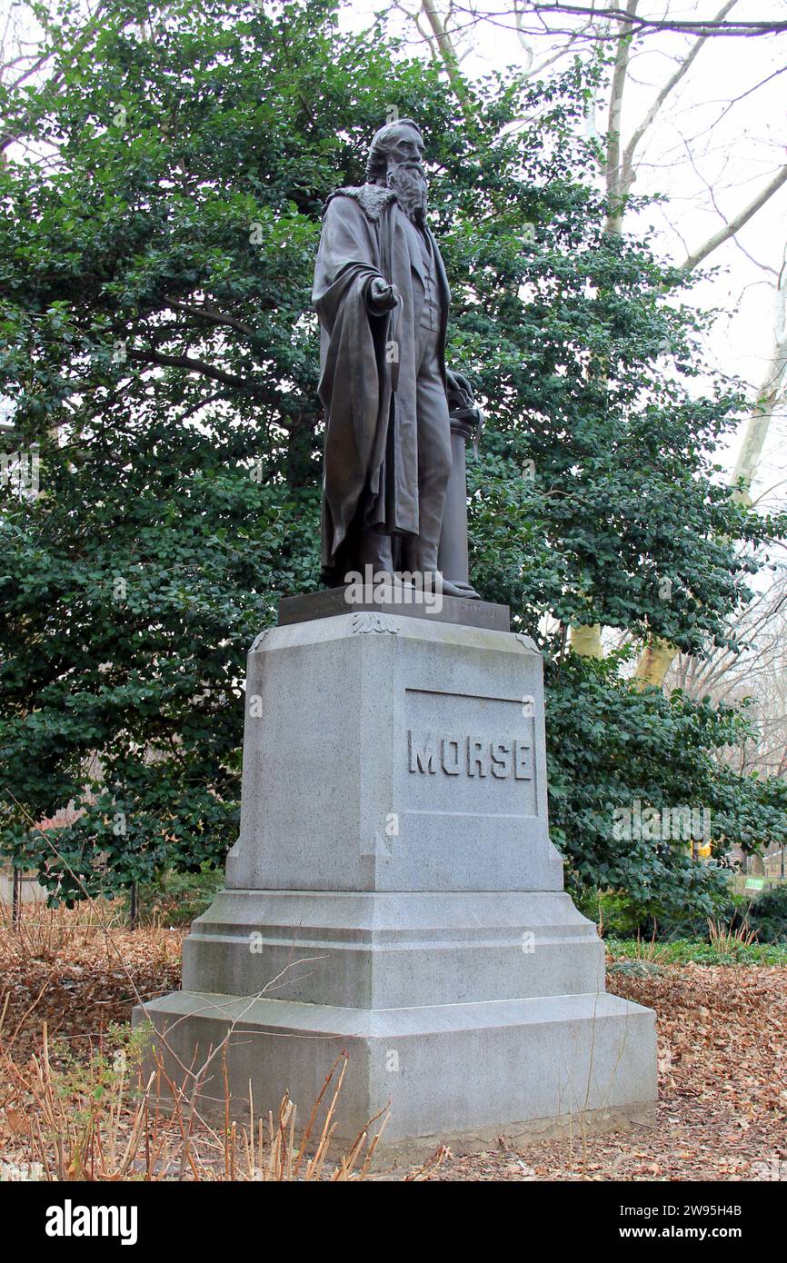 Statua di Samuel F. B. Morse famoso pittore e inventore del XIX secolo, di Byron M. Picket, dedicata nel 1871, a Central Park, New York, NY, USA Foto Stock
