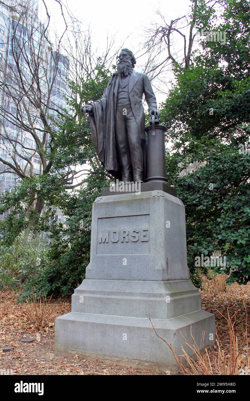 Statua di Samuel F. B. Morse famoso pittore e inventore del XIX secolo, di Byron M. Picket, dedicata nel 1871, a Central Park, New York, NY, USA Foto Stock