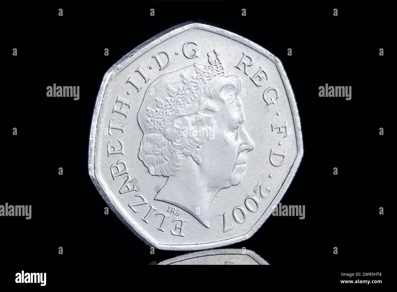 Un 2007 50p per commemorare i 100 anni del movimento scout. Il dritto presenta il quarto ritratto della regina Elisabetta II di Ian Rank Broadley Foto Stock