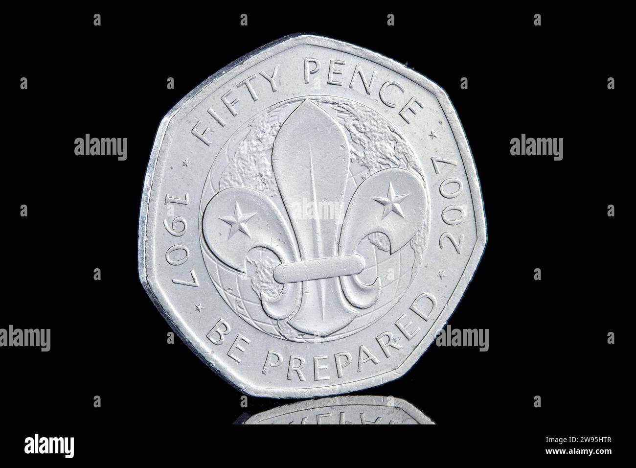 Un 2007 50p per commemorare i 100 anni del movimento scout. Il dritto presenta il quarto ritratto della regina Elisabetta II di Ian Rank Broadley Foto Stock