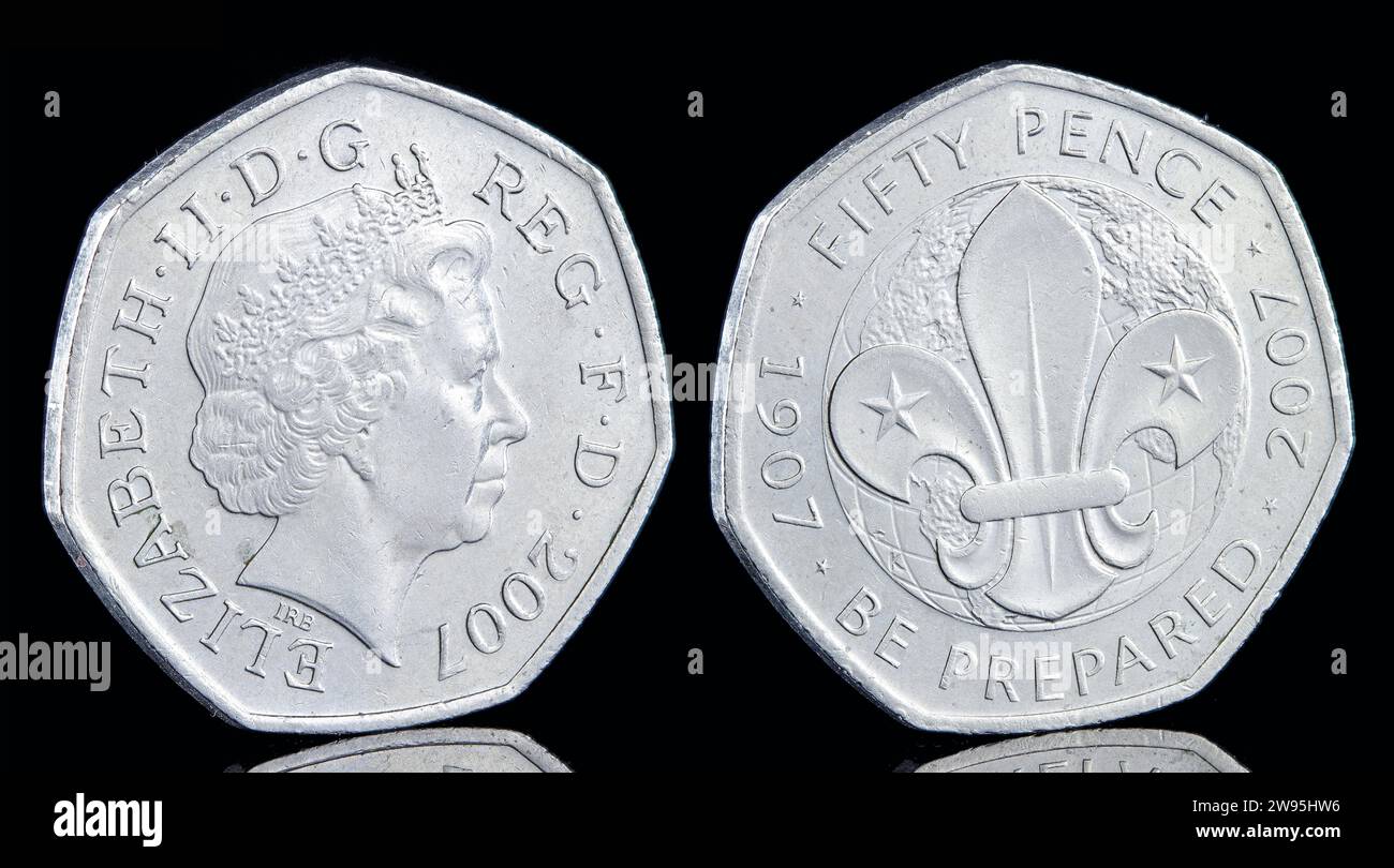 Un 2007 50p per commemorare i 100 anni del movimento scout. Il dritto presenta il quarto ritratto della regina Elisabetta II di Ian Rank Broadley Foto Stock