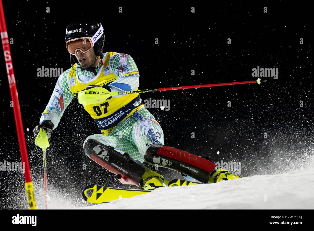 Madonna di Campiglio, Trento, 22 dicembre 2023: ESTEVE Axel (e) gareggia nella Audi Fis Alpine Ski World Cup 2023-24 Men's Slalom Race Foto Stock