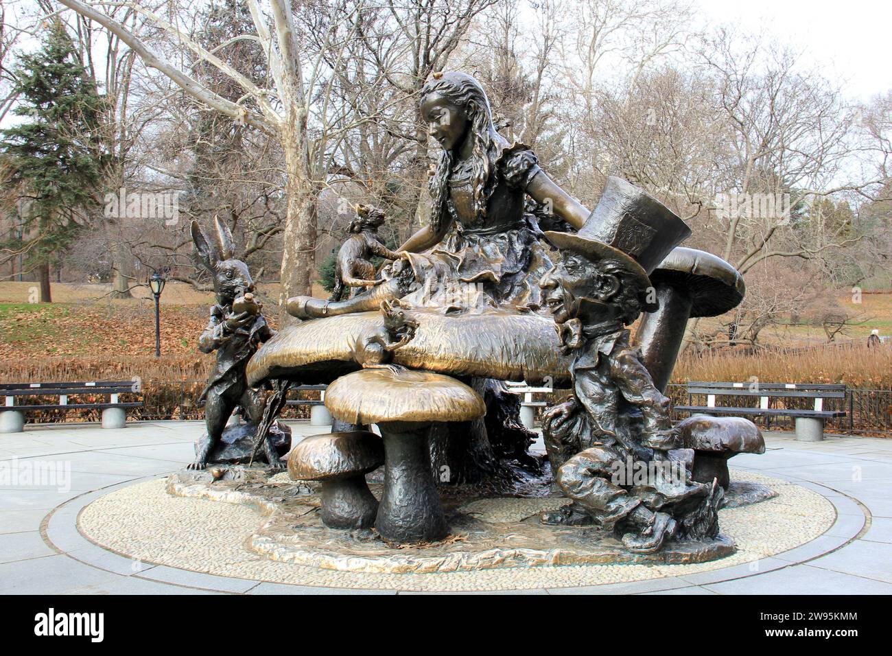 Gruppo scultoreo Alice in Wonderland, di José de Creeft, a Central Park, installato 1959, New York, NY, USA Foto Stock