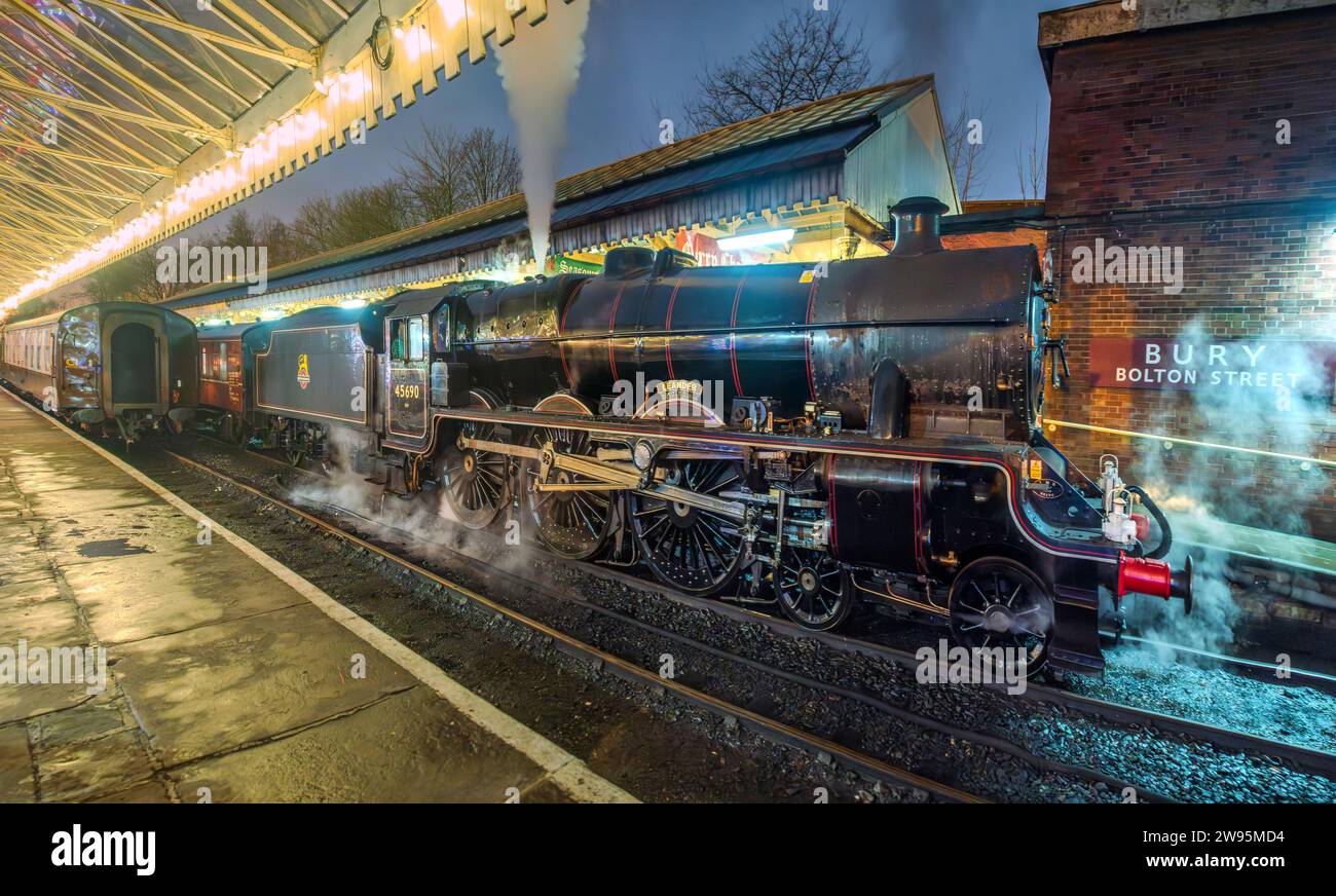 LMS Jubilee Class 6P 4-6-0 no 45690 locomotiva a vapore Leander presso la stazione di Bury Bolton Street sulla East Lancashire Railway. *** Didascalia locale *** Submi Foto Stock