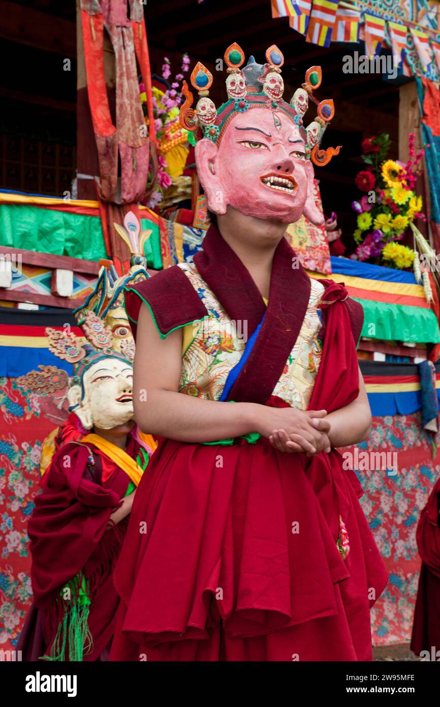 Danzatori mascherati in tibetano Wachuk monastero buddista (Bon setta) nr Xinlong, Sichuan, in Cina Foto Stock