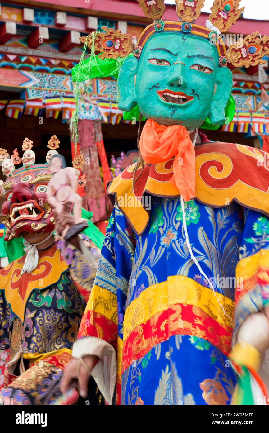 Ballerini mascherati al monastero buddista tibetano di Wachuk (Bon Sct) nr Xinlong, Sichuan, Cina Foto Stock