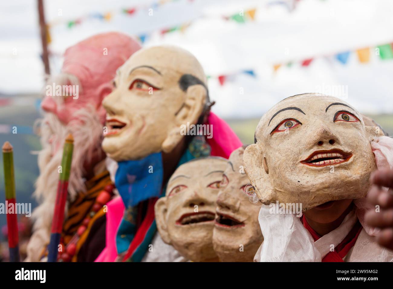 Ballerini mascherati al monastero buddista tibetano nr Xinlong, Sichuan, Cina Foto Stock