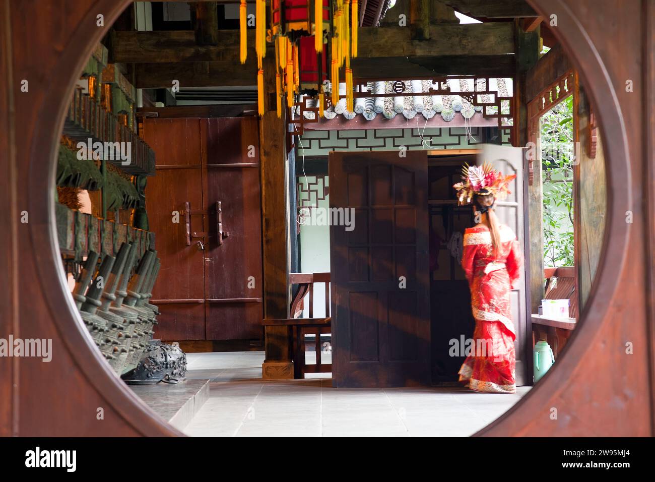 Donna in cinese tradizionale abito, tempio di Wuhou, Chengdu Sichuan, Cina Foto Stock
