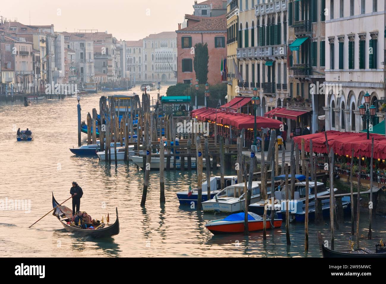 Il Canal grande a Rialto, Venezia, Italia Foto Stock
