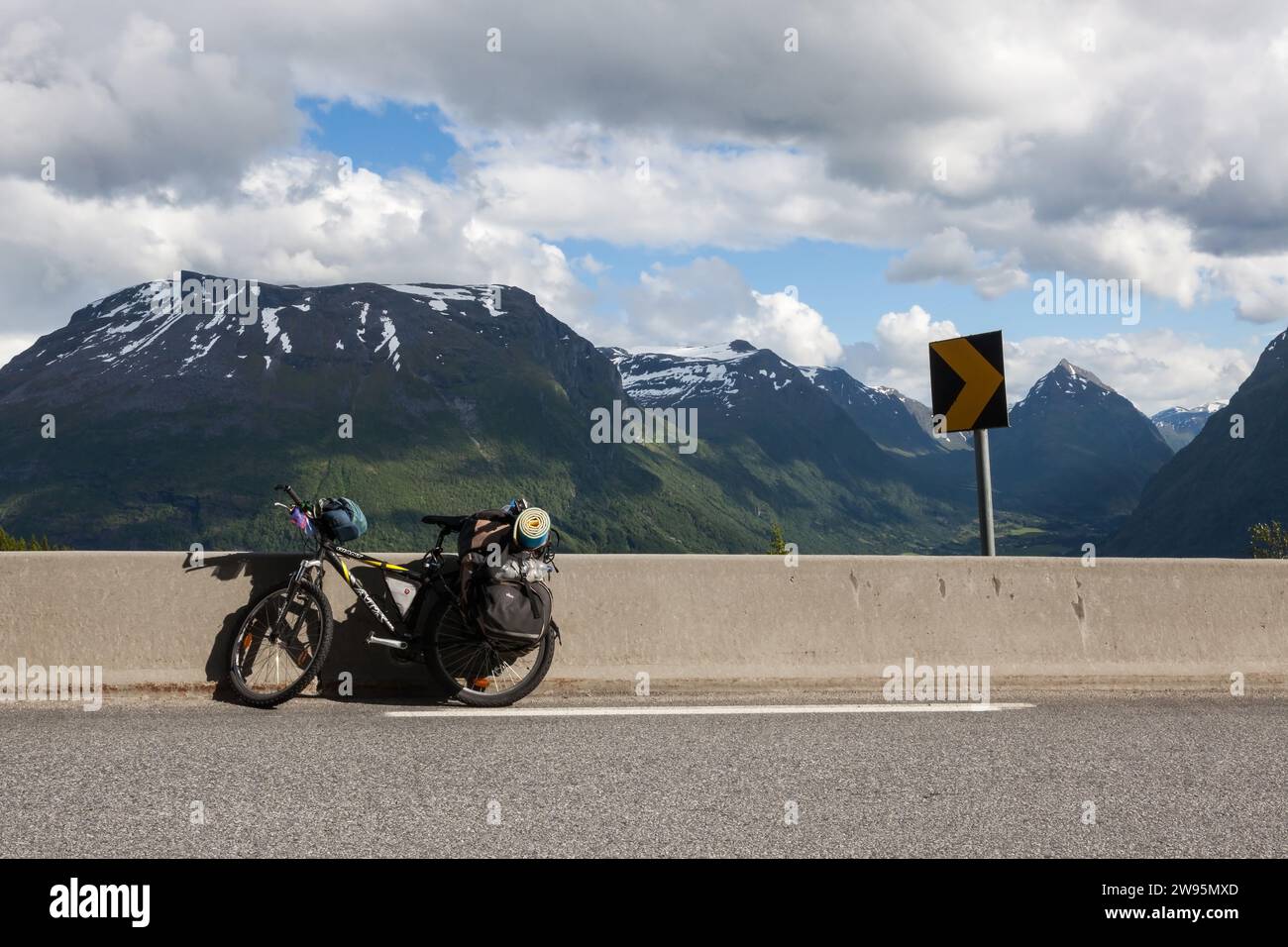 Bici da turismo carica in Norvegia. Viaggiare in Norvegia in bicicletta. Splendido paesaggio norvegese. Foto Stock