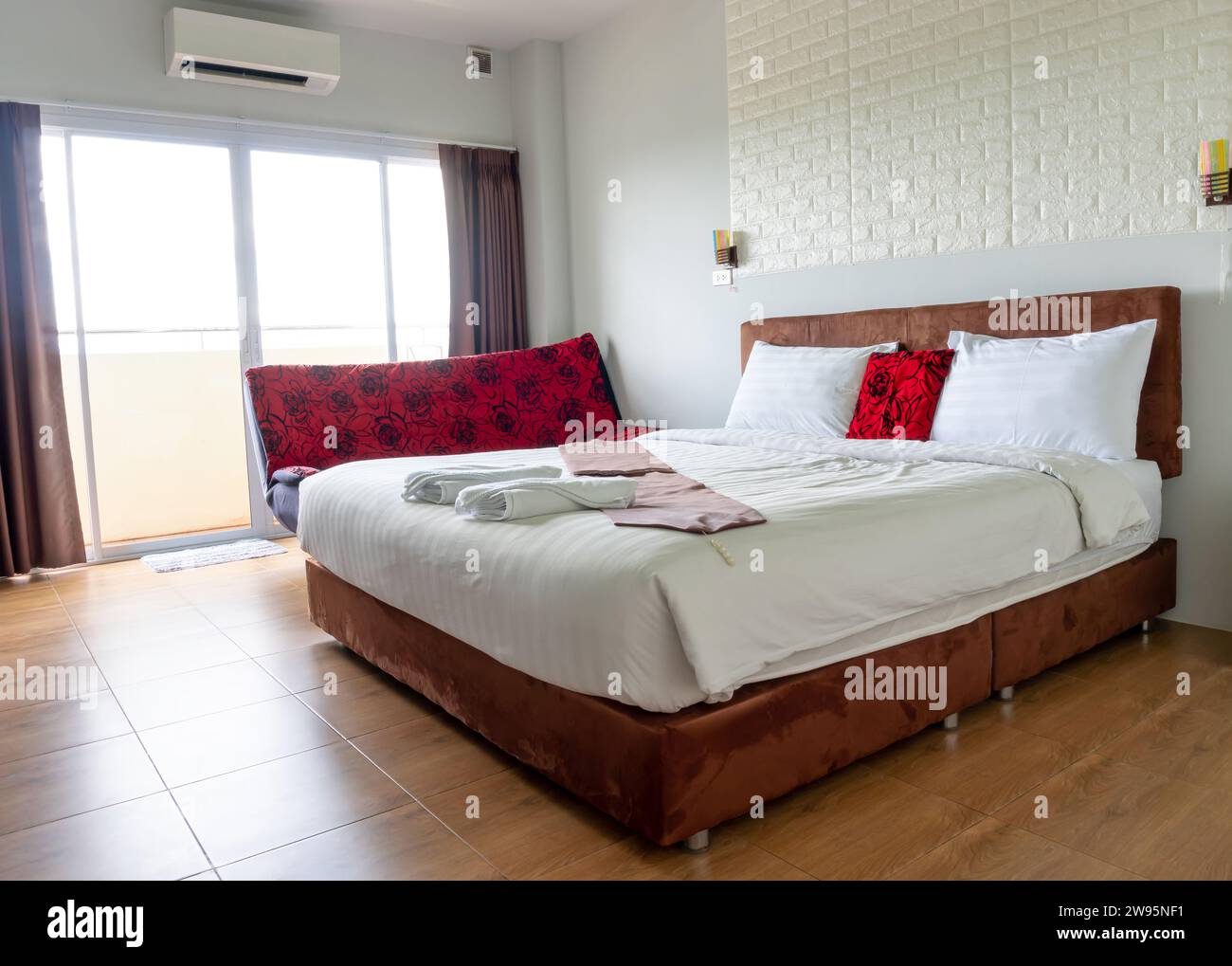Il letto o il materasso lussuoso e bello nelle camere dell'hotel o del resort è pulito e ordinato e preparato per gli ospiti. Foto Stock