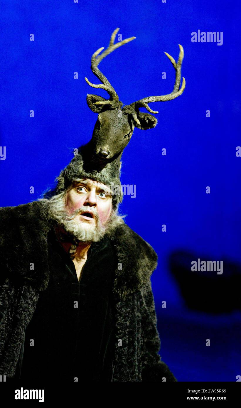 Bryn Terfel (Sir John Falstaff) in FALSTAFF alla Royal Opera, Covent Garden, Londra WC2 11/02/2003 musica: Giuseppe Verdi libretto: Arrigo Boito direttore: Antonio Pappano disegno: Paul Brown illuminazione: Thomas Webster movimento: Duncan Macfarland direttore originale: Graham Vick direttore revival: Jeremy Sutcliffe Foto Stock