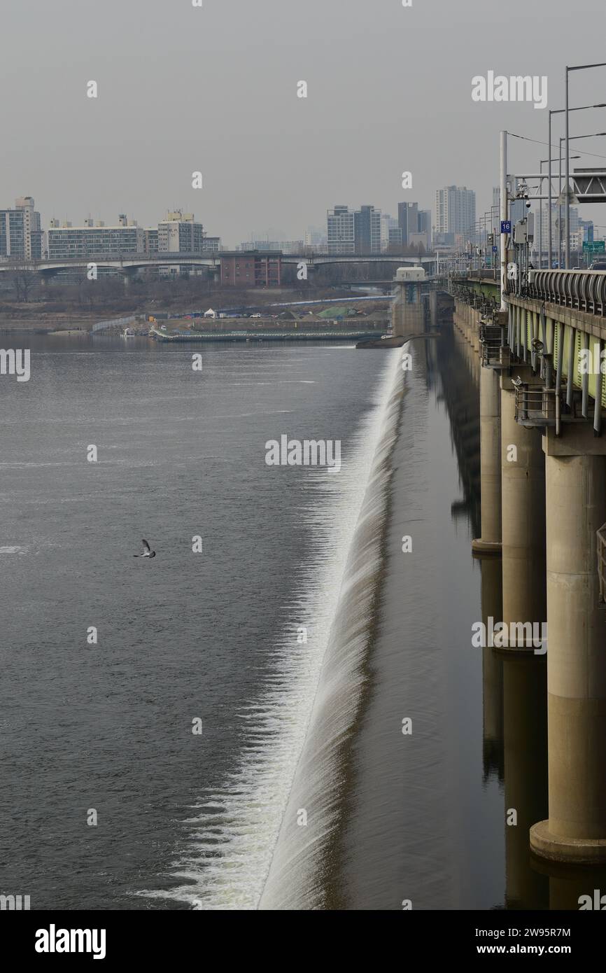 L'acqua scorre sopra il passaggio di caduta libera sotto il ponte Jamsil nel distretto di Songpa Foto Stock