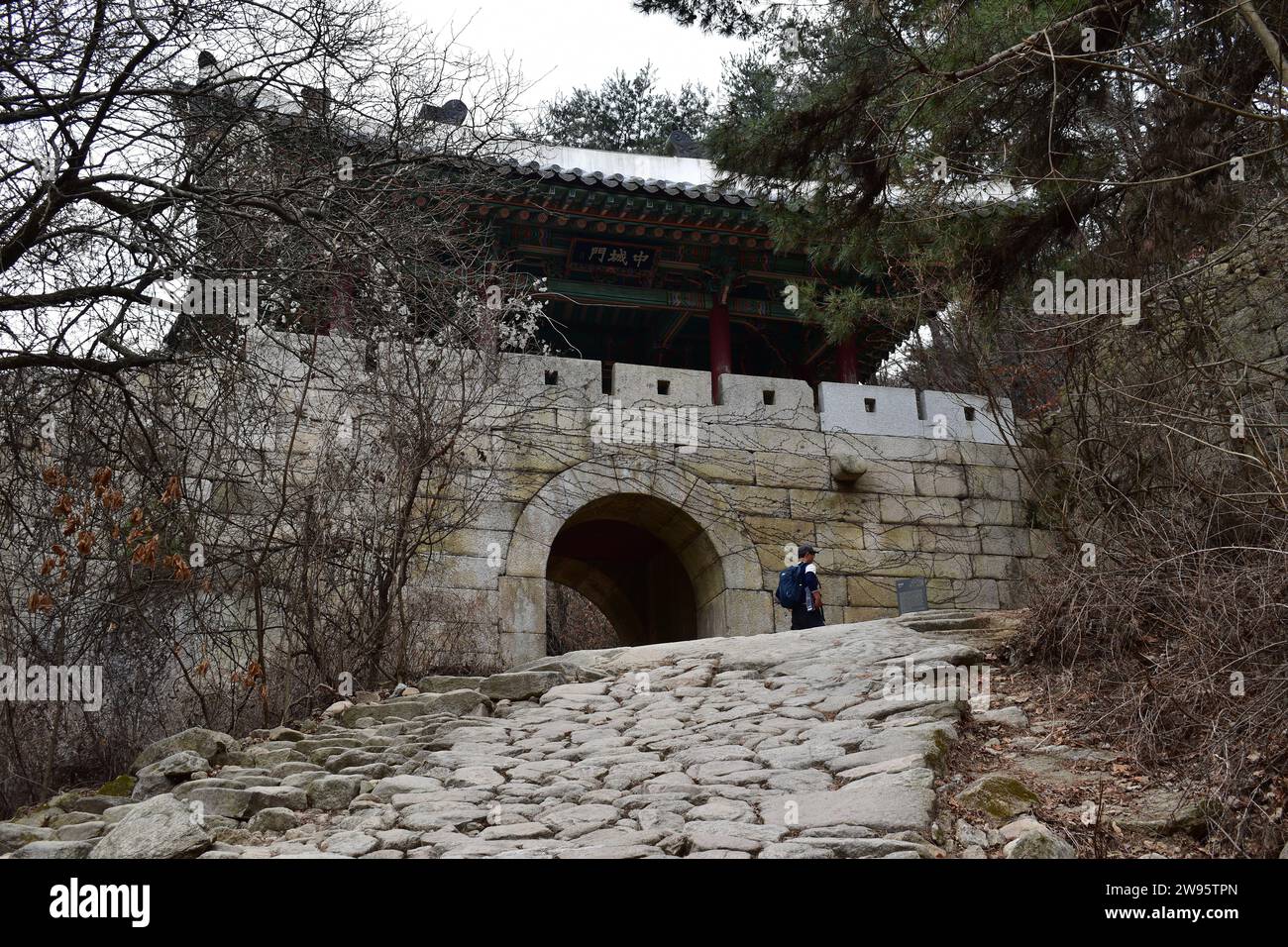 Punto di riferimento storico della porta Jungseonmun su un sentiero a piedi nel Parco Nazionale di Bukhansan Foto Stock