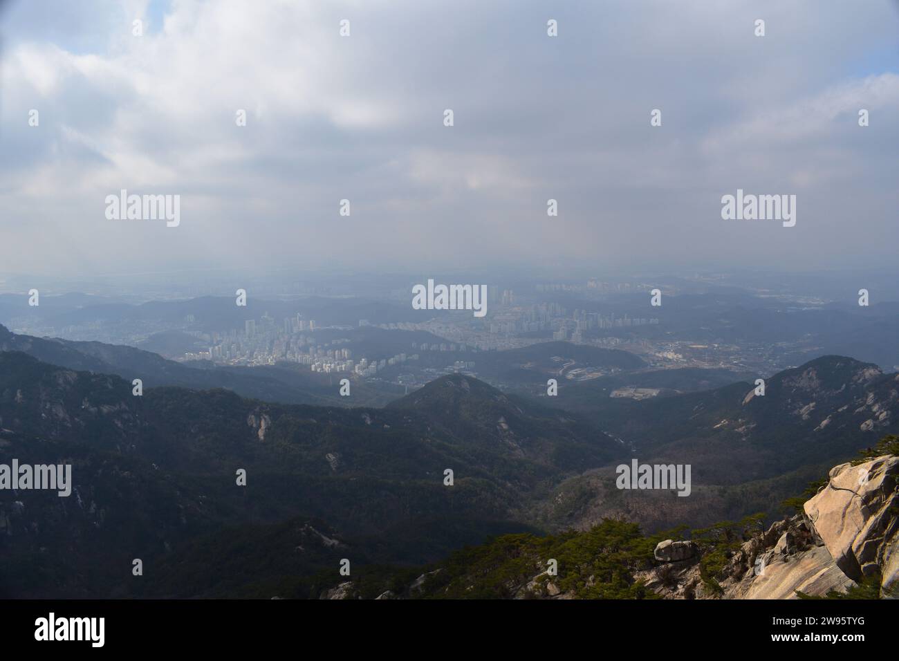 Vista panoramica delle aree urbane di Seoul, vista dalle cime delle montagne sui sentieri escursionistici del Parco Nazionale di Bukhansan Foto Stock