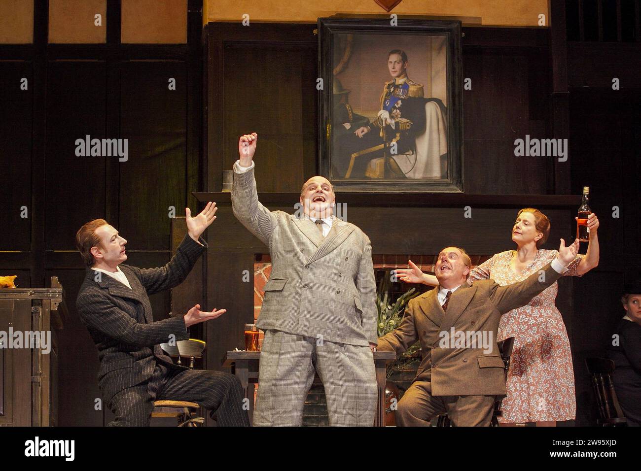 l-r: Paolo Battaglia (Pistol), Christopher Purves (Sir John Falstaff), Alasdair Elliott (Bardolph), Helen Atkinson Wood (moglie del custode) in FALSTAFF al Glyndebourne Festival Opera, East Sussex, Inghilterra 21/05/2009 musica: Giuseppe Verdi libretto: Arrigo Boito direttore: Vladimir Jurowski design: Ultz illuminazione: Mimi Jordan Sherin movimento: Linda Dobell direttore: Richard Jones Foto Stock