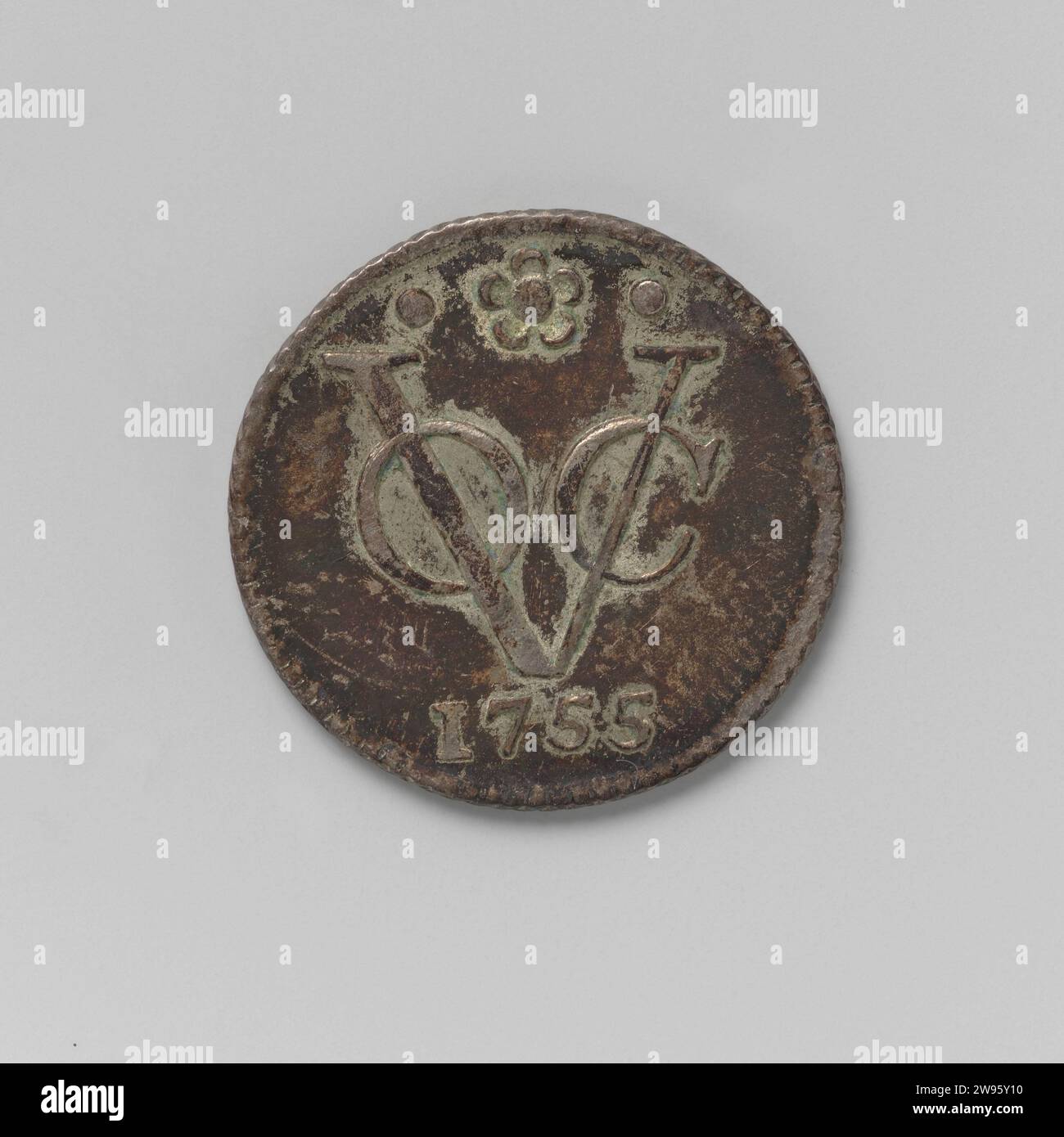 Uscita d'argento di un penny ½ dalla VOC dall'Olanda, 1755, United Oostindische compagnie, moneta d'argento 1755. Fronte: Stemma coronato dell'Olanda. Inverso: monogramma del COV, al di sopra del quale il segno della zecca e l'anno compreso. Bordo del cavo. Argento Dordrecht (metallo) a percussione (lavorazione dei metalli) Foto Stock