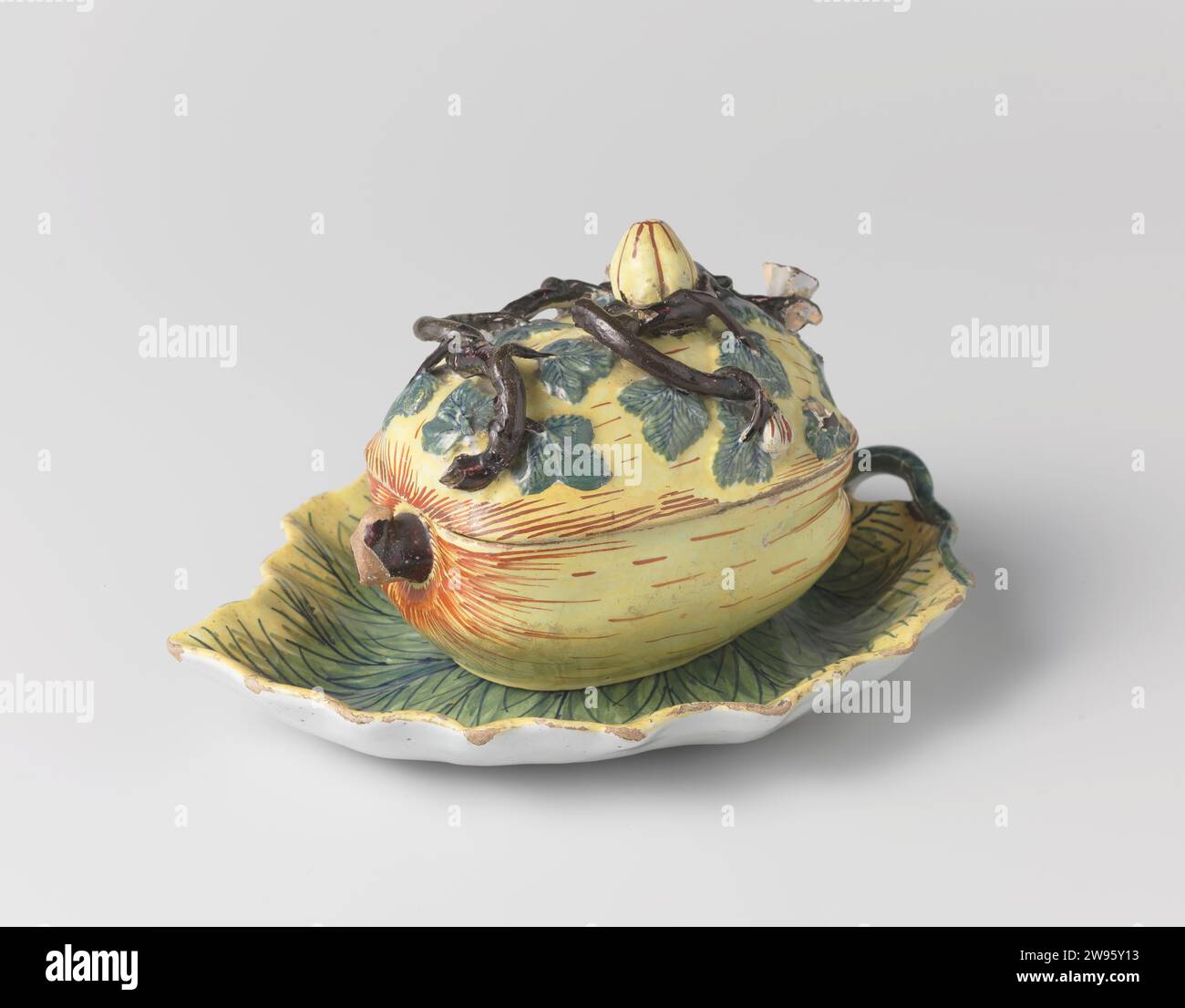 Terrina con coperchio di fowence multicolore, a forma di zucca, tre pursleyne aston, dopo Hendrik van Hoorn, c. 1759 - c. 1804 Turnen. membro Terrine van Faience sotto forma di zucca. Dipinto multicolore. Contrassegnato: V H 3. Con sottopoter di accompagnamento sotto forma di foglia. Delft. Foto Stock