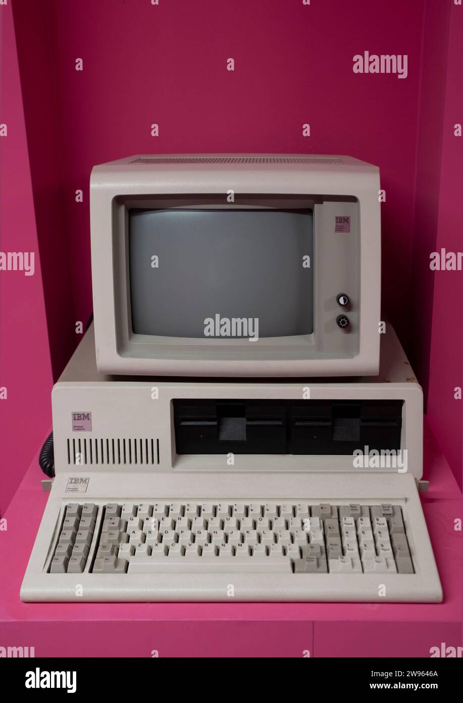 IBM Personal computer (1981) è il primo microcomputer rilasciato nella linea di modelli IBM PC. Sfondo rosa... Foto Stock