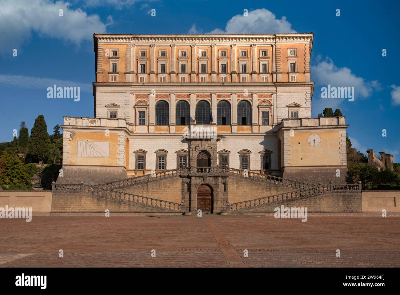 Il Palazzo Farnese è una massiccia costruzione rinascimentale e manierista situata direttamente sopra la città di Caprarola. Foto Stock