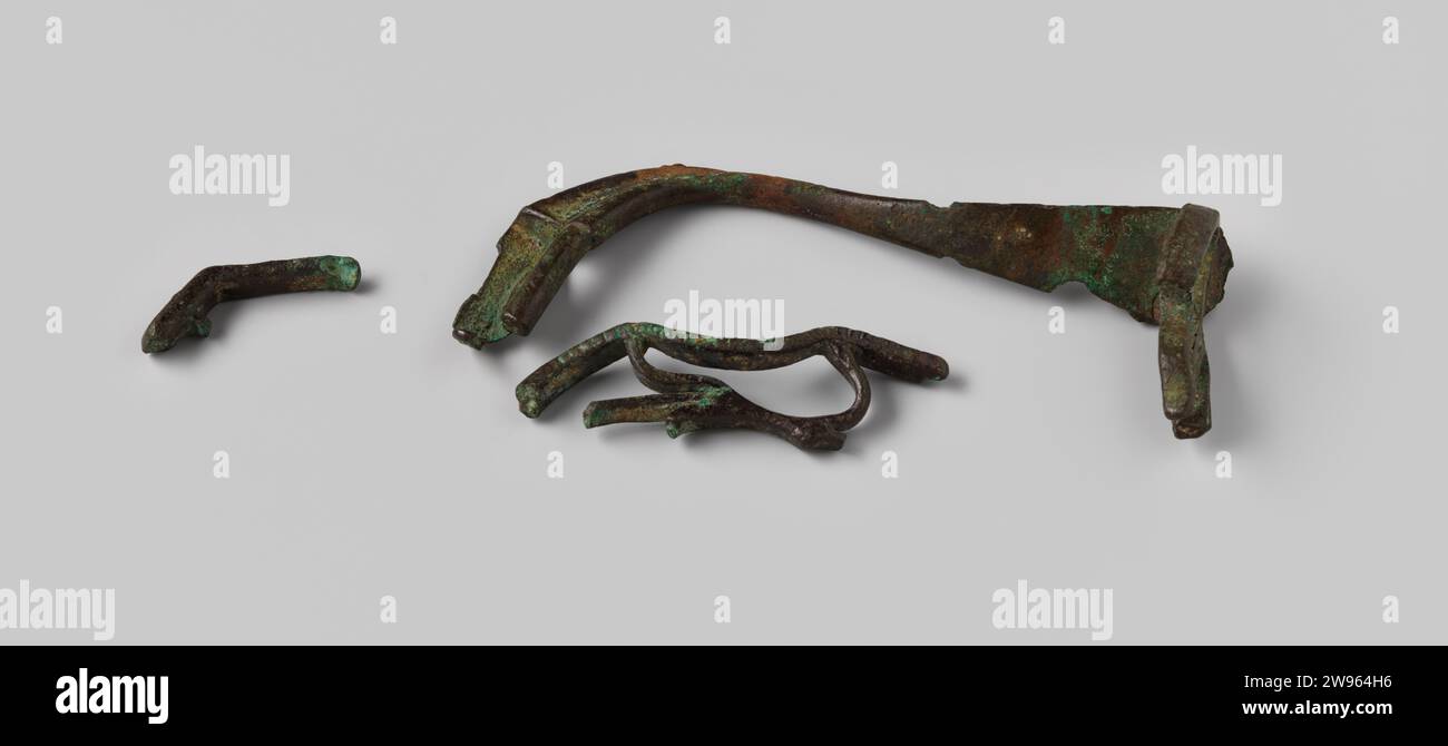 Frammenti di rame del relitto degli indiani orientali Hollandia, 1700 - in o prima del 1743 frammenti vari parti o frammenti; parti o frammenti non identificati e vari; frammenti, frammenti, schiacciati, erosi; pozzo, circolare, a sezione, un'estremità allargata appiattita, semicircolare a sezione con motivo lineare inciso sul lato curvo, altra estremità curvata verso il basso, assottigliata, circolare a sezione, piatta, cresta curva sull'apice della curva che termina in una striscia diritta ad angolo con lato superiore sagomato (motivo triangolare) e rivettato su un'estensione assottigliata dell'albero sull'estremità semicircolare sotto l'id del raccordo verticale. 80H1132 Foto Stock