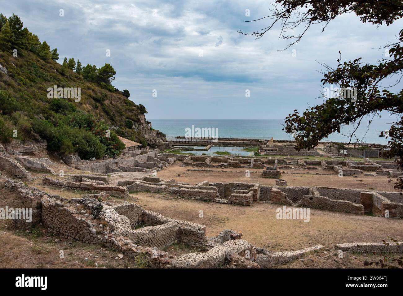 Le rovine della villa di Tiberio, una villa costiera collegata all'imperatore romano Tiberio. Foto Stock