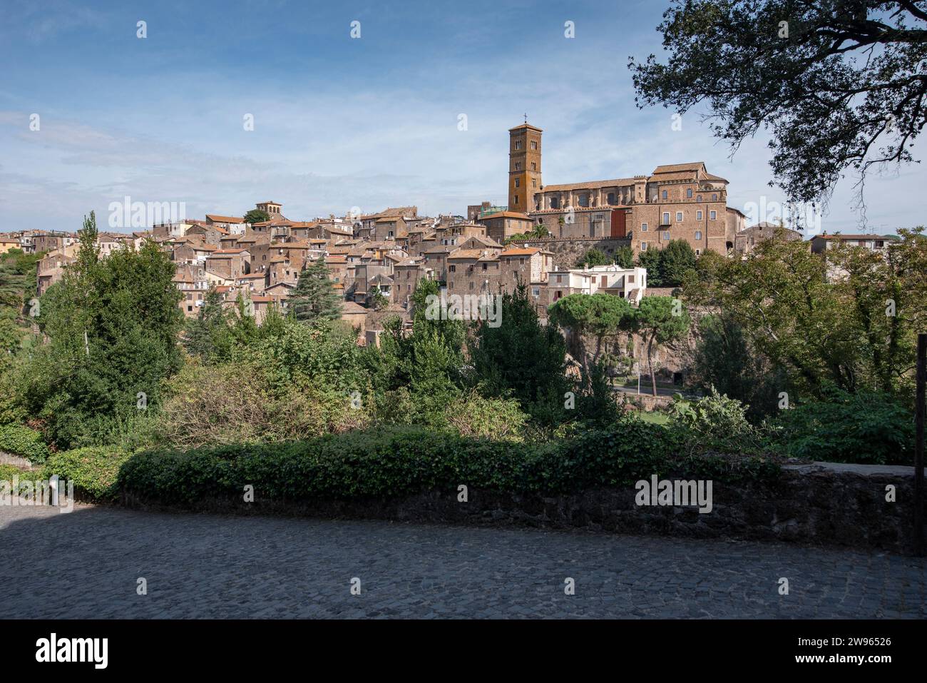 La città di Sutri sorge su un imponente rilievo di tufo che domina via Cassia. Foto Stock