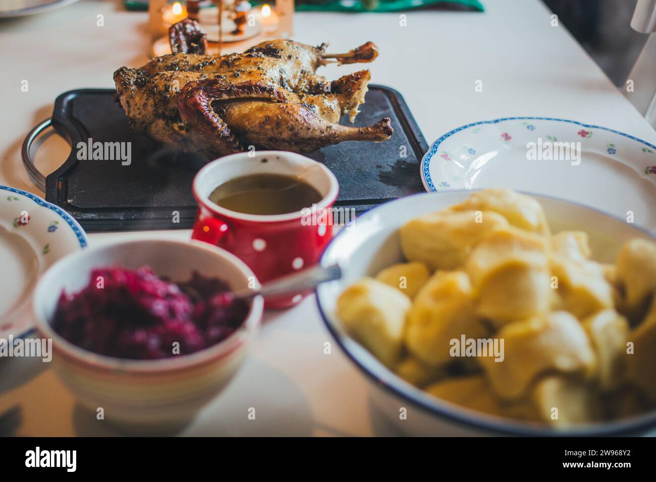 Tradizionale cena di natale della Slesia - anatra arrosto, gnocchi di patate, cavolo viola e sugo di carne Foto Stock