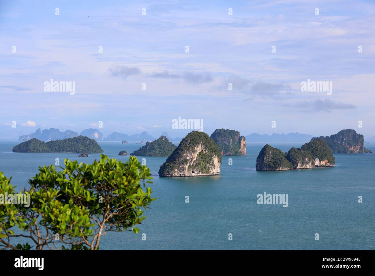 Punto panoramico sull'isola di Koh Hong con vista panoramica a 360 gradi sulle isole della provincia di Krabi in Thailandia. Paesaggio marino del parco nazionale di Bok Khorani Foto Stock