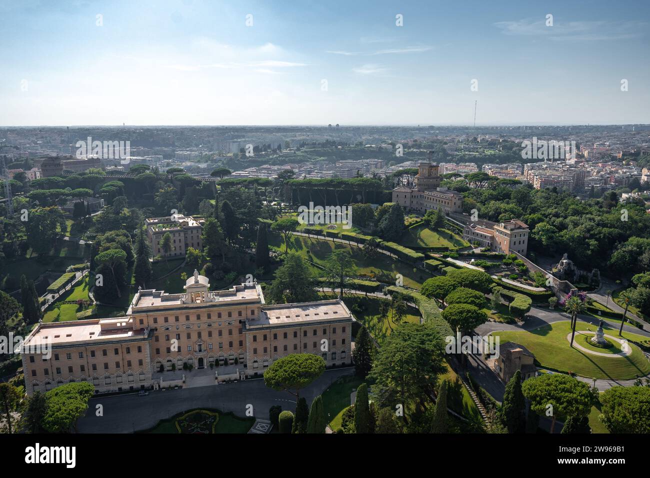 Vista dello skyline del Palazzo del Governatore e dei Giardini Vaticani nella città del Vaticano. Vista aerea della città del Vaticano e di Roma, Italia Foto Stock