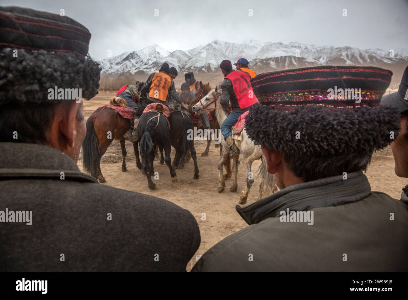 Tashkurgan, Cina. 20 marzo 2016. I cavalieri del gruppo etnico tagiko partecipano alla competizione Buzkashi nella contea autonoma di Taxkorgan, nella regione autonoma di Xinjiang Uygur della Cina nordoccidentale Foto Stock