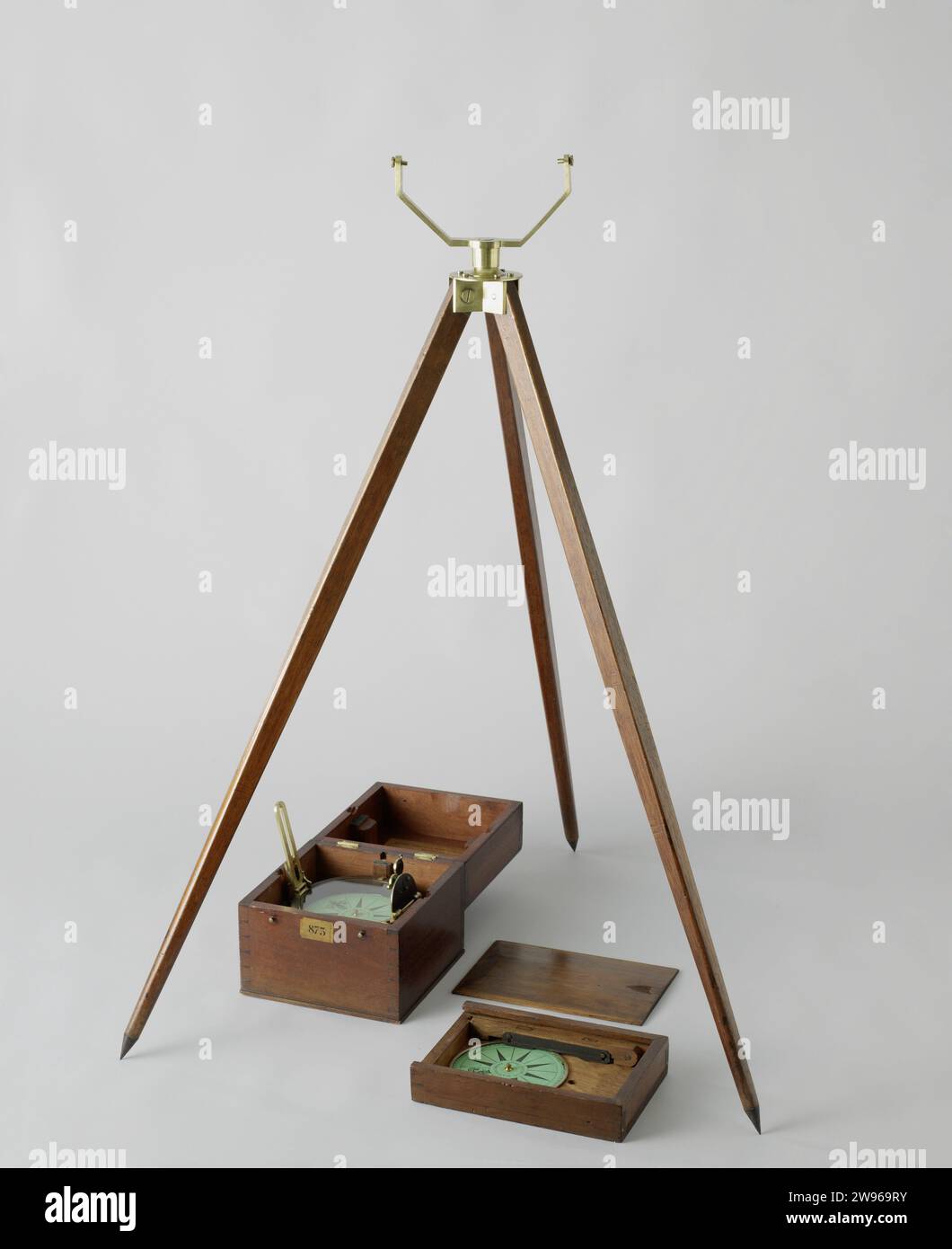 Bussola azimuth con treppiede, W. & T. Gilbert, c. 1810 - c. 1858 bussola. Scheda bussola bussola bussola bussola Azimut in una scatola di legno. La bussola ha un dispositivo a livello fisso. L'oculare di questo è costituito da una visiera prismatica per leggere la rosa, combinata con una crack-vizier con un vetro oscurante nero e verde; il visir filo sull'altro lato è dotato di uno specchio nero inclinabile. La caldaia è pesata con un peso in piombo sul fondo. Con due meccanici nella caldaia, la rosa può essere fissata: Una è una leva con un anello intorno alla penna che solleva la rosa della penna; l'altra è una molla che viene spinta contro Foto Stock