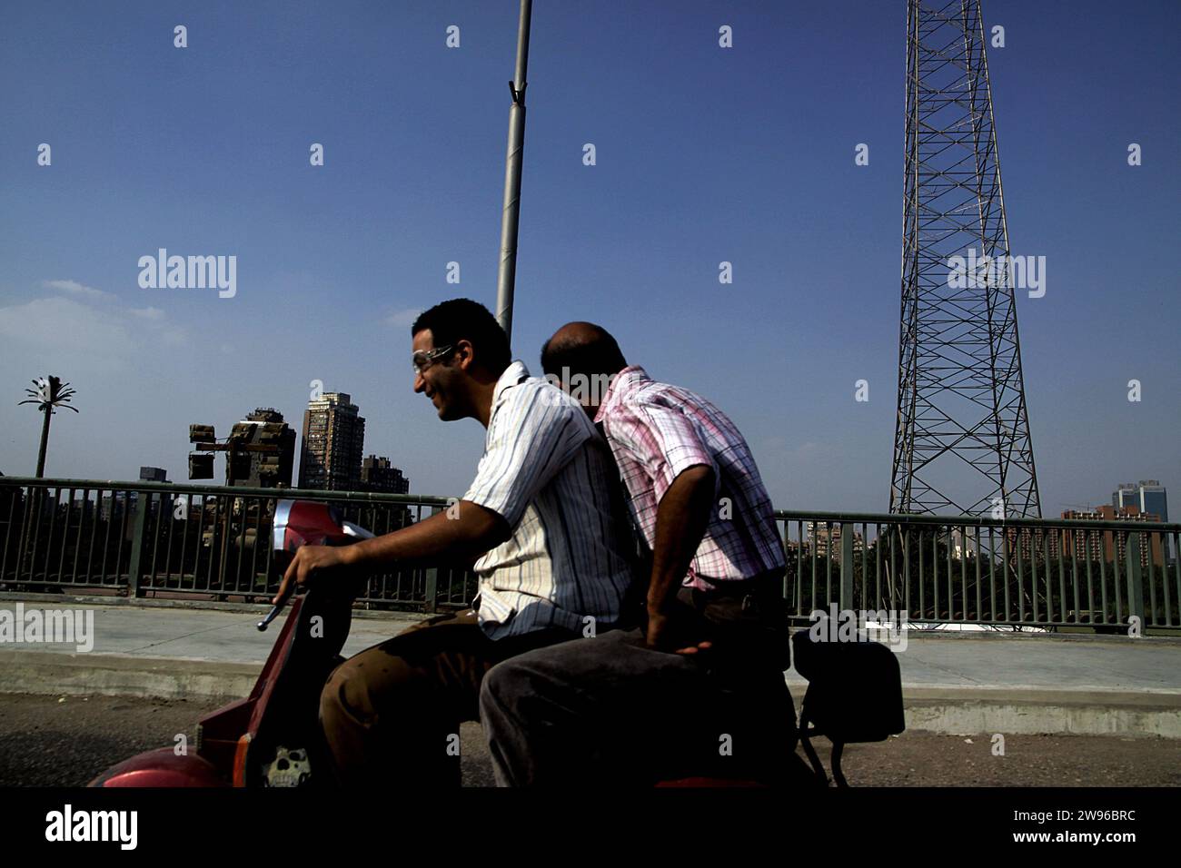 Il Cairo è la capitale dell'Egitto e la città più grande del mondo arabo e dell'Africa, con una popolazione di circa 9 milioni di abitanti che si trova vicino al delta del Nilo Foto Stock