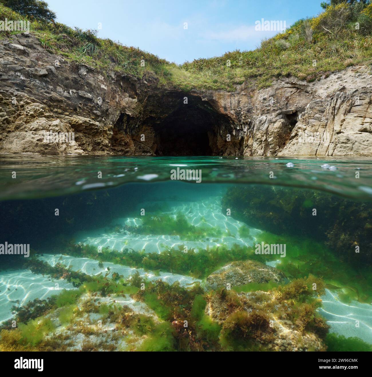 Grotta marina sulla costa atlantica della Spagna, vista a metà sopra e sotto la superficie dell'acqua, scenario naturale, Galizia, Rias Baixas, Cangas Foto Stock