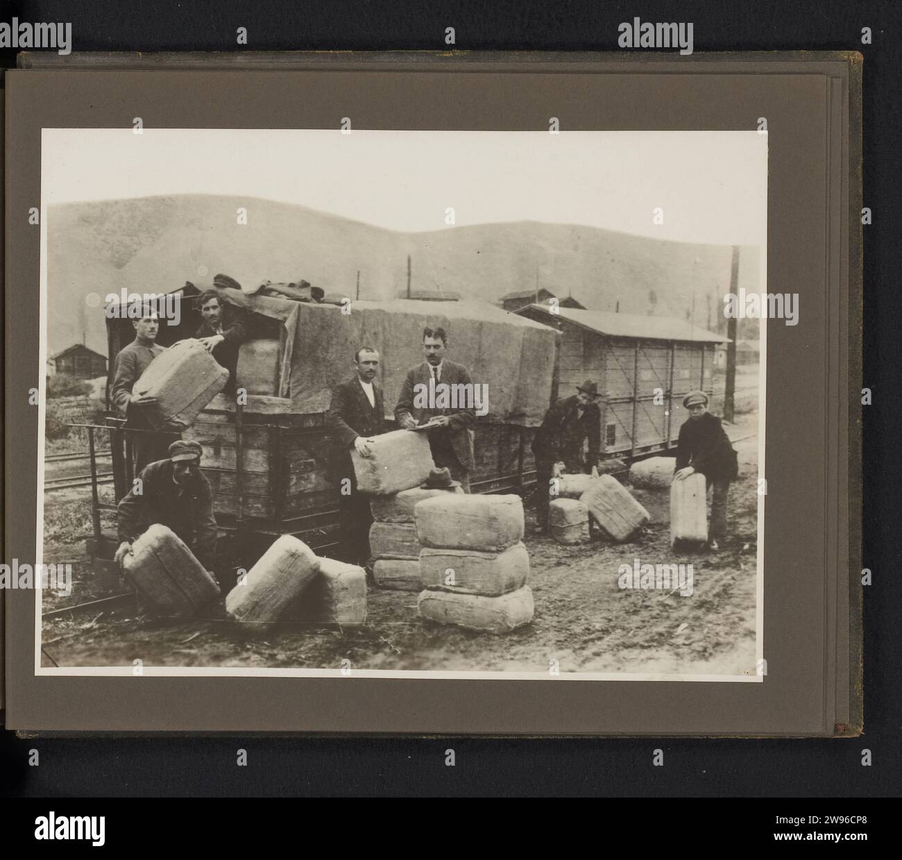 Trasporto di tabacco, Anonymous, 1925 - 1928 Fotografia Balen tabacco sono caricati su un treno. Parte dell'album fotografico di Eugen Wachenheimer al suo addio come direttore della filiale della Deutsche Bank a Sofia, dicembre 1928. Supporto fotografico per la Bulgaria. cartone gelatina stampa argento (non frutta) prodotti di piante o alberi: tabacco. tabacco. trasporto  mietitura. treno merci. Vagone ferroviario Bulgaria Foto Stock