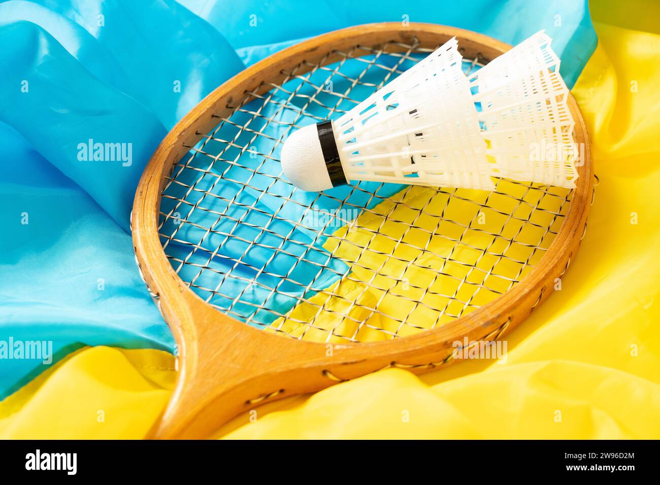 Racchette da badminton e volano giacciono sulla bandiera dell'Ucraina, sport in Ucraina Foto Stock