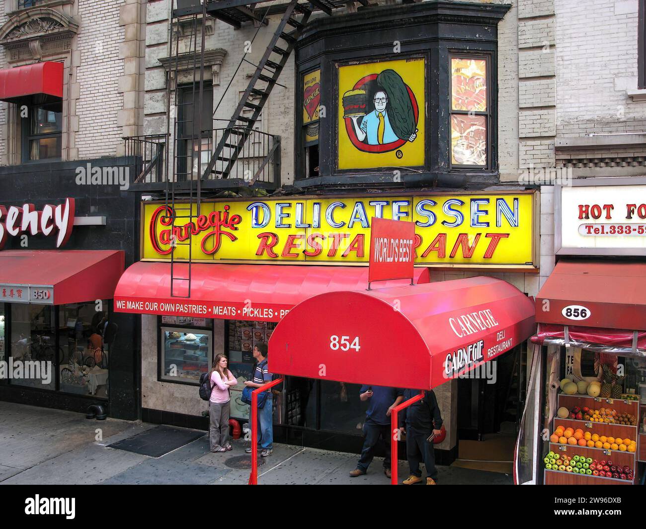 New York, NY, USA - 11 settembre 2008: L'iconico Carnegie Deli sulla 7th Avenue, vicino alla Carnegie Hall, nel centro di Manhattan. Ha aperto nel 1937 e chiuso nel 2016. Foto Stock