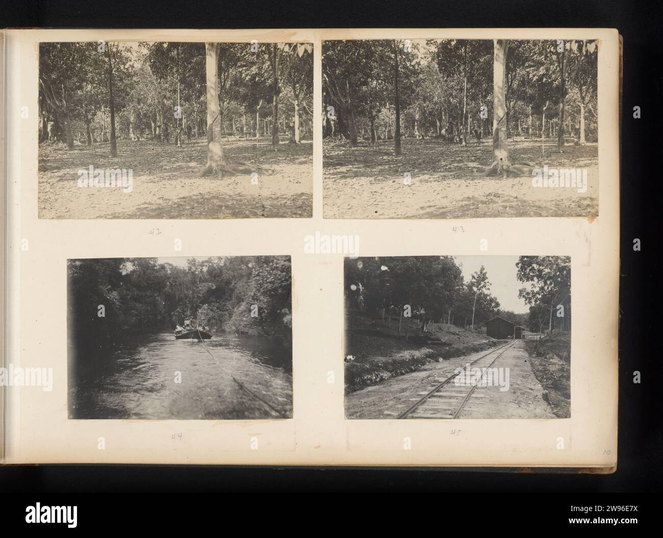 Tapping Latex, Boot and Spoorlijn, Anonymous, 1910 - 1935 Foglia fotografica con quattro foto di tapping lattice di alberi di gomma, una barca su un fiume e la linea ferroviaria sulla piantagione. Senza didascalie. Parte dell'album fotografico sulle piantagioni di Bruxelles e Pernantiane del Sumatra Caoutchouc Maatschappij sulla costa orientale di Sumatra negli anni 1910-1935. Supporto fotografico di East Sumatra. cartone gelatina argento stampa (non frutta) prodotti di piante o alberi: gomma. piantagione. Ferrovia, tram; ferrovia a cremagliera Pernantin Foto Stock