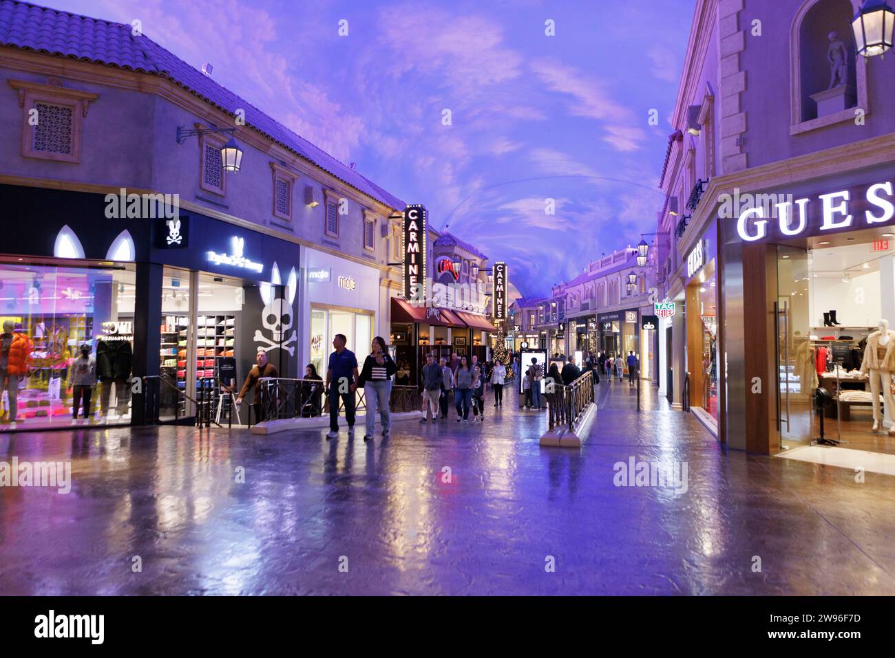 Una vista generale dell'area dello shopping all'interno del Forum Shops nel Caesars Palace di Las Vegas, Nevada, USA. Immagine scattata il 7 dicembre 2023. © Belinda Jiao Foto Stock