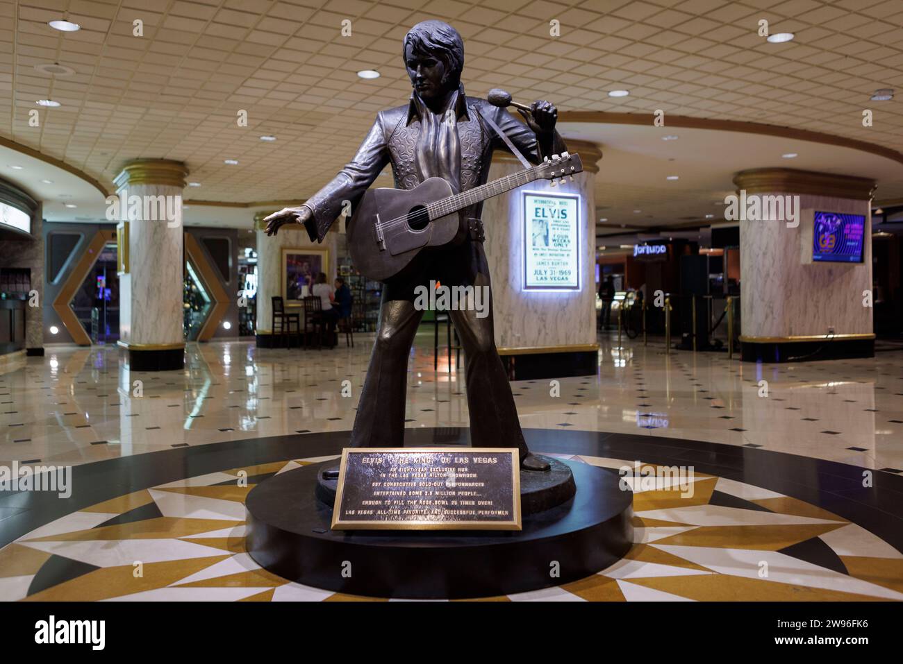Una statua di Elvis Presley all'interno del Westgate Resort a Las Vegas, Nevada, Stati Uniti. Immagine scattata il 7 dicembre 2023. © Belinda Jiao jiao.bilin@gmail Foto Stock