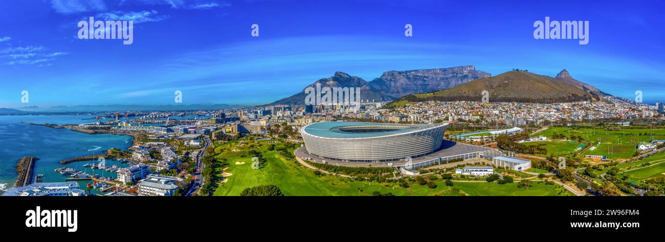 Vista aerea di città del Capo, una vista panoramica della capitale legislativa del Sud Africa, dello stadio e del porto, di immobili di prima qualità africani Foto Stock