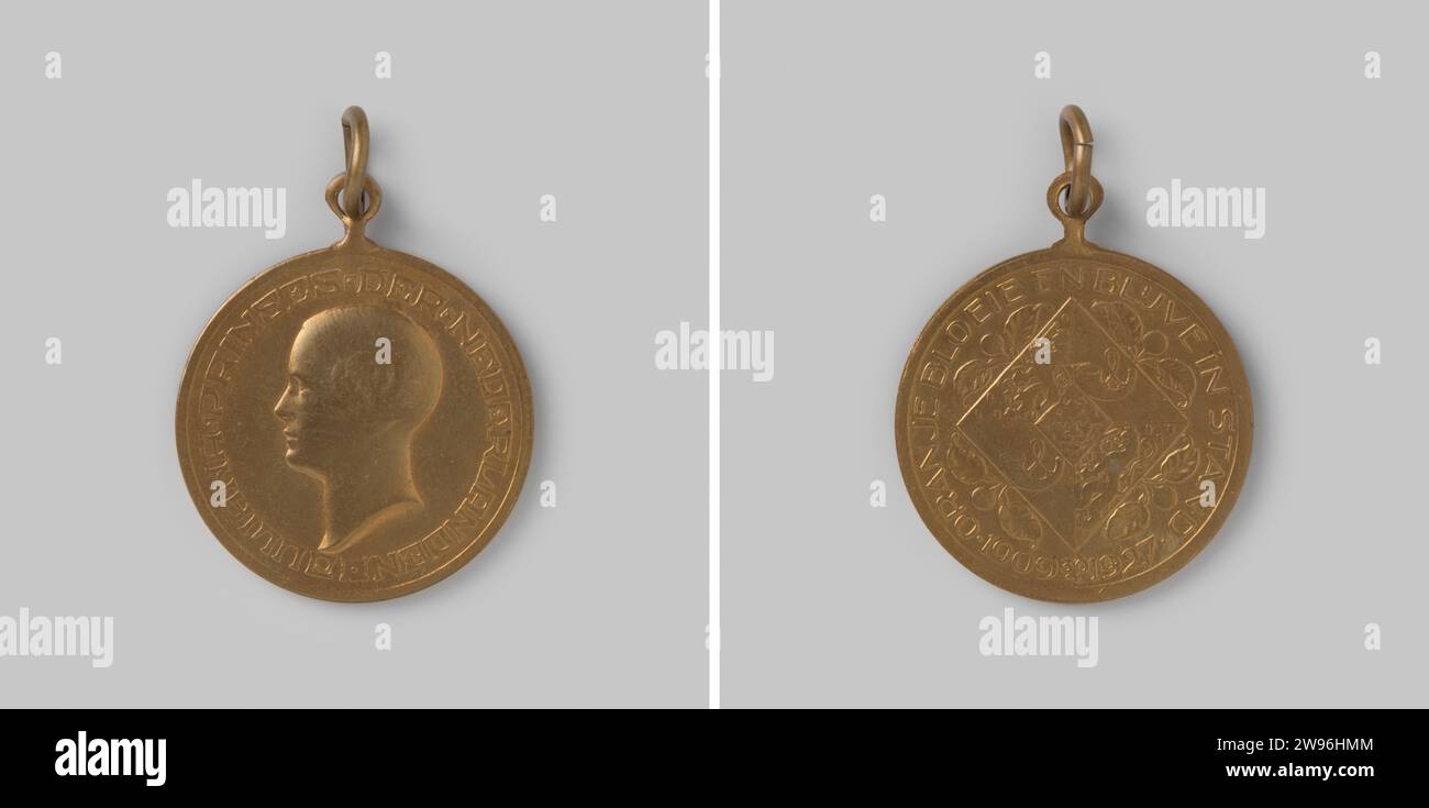 Diciottesimo compleanno della Principessa Giuliana 1927, Jacob Jan van Goor, 1927 medaglia di storia Medaglia d'ottone con anello e indosso, sul davanti il ritratto di Giuliana a sinistra con un cambiamento, lo stemma a forma di diamante di Giuliana in mezzo ad Oranjeloof, con una mostra. ottone (lega) a percussione (lavorazione dei metalli) Foto Stock
